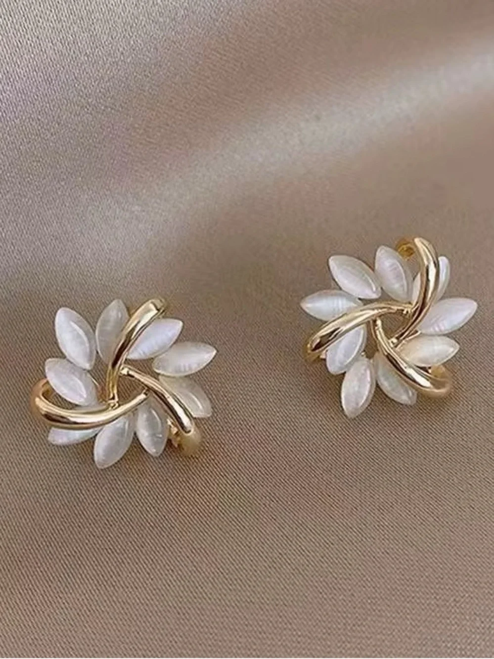 ***Elegant White Floral Gold-Tone Stud Earrings
